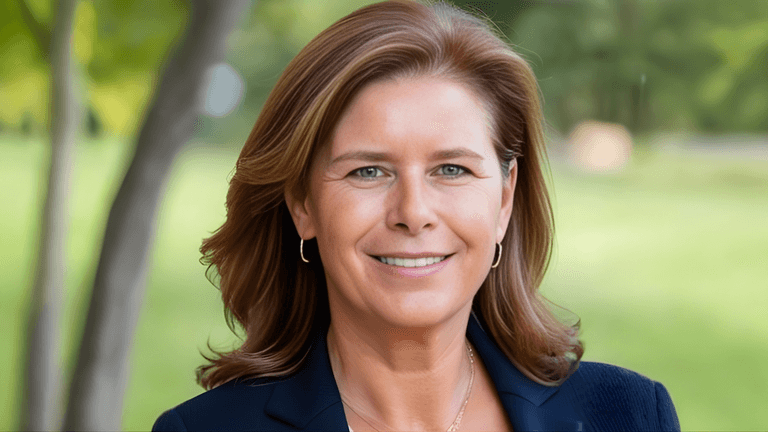 Helena Demuynck, leadership coach empowering women to lead from inner clarity and authenticity.