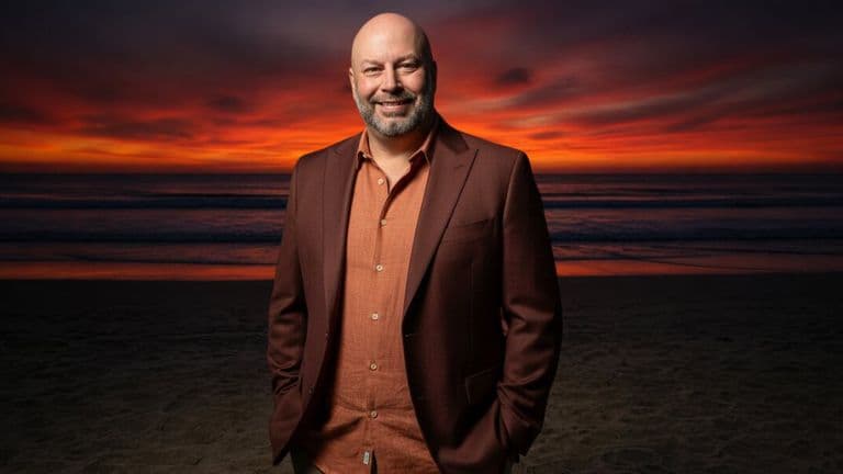 Heiko Gärtner smiling on a beach at sunset, representing transformation from burnout to vitality.