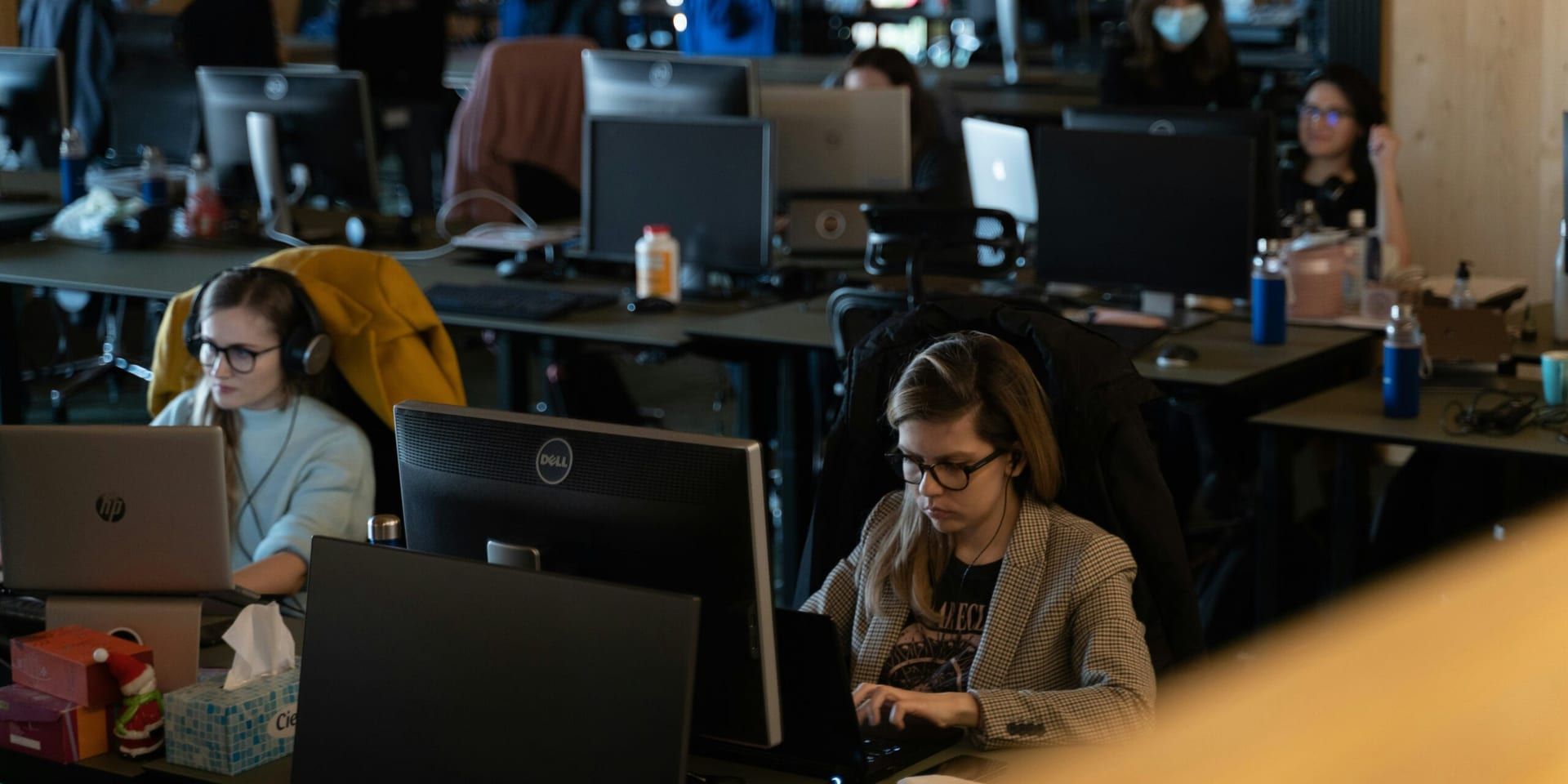 Tech Industry Faces Widespread Layoffs Amid Economic Pressures and AI Integration