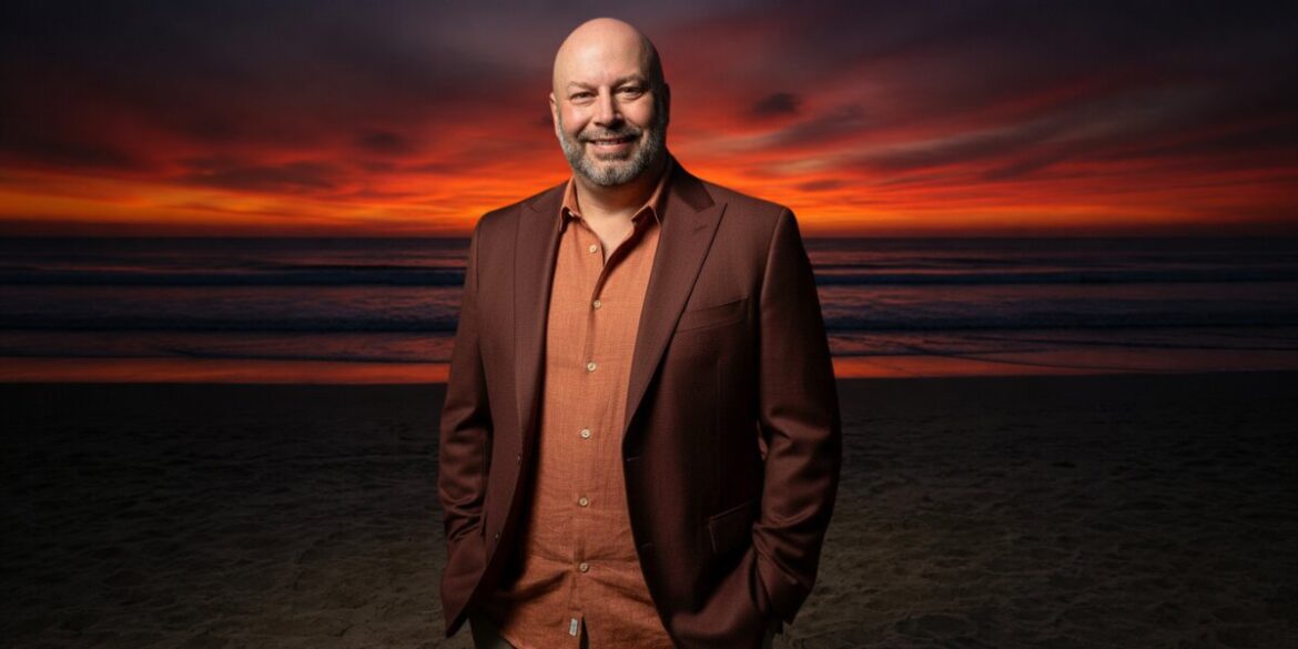 Heiko Gärtner smiling on a beach at sunset, representing transformation from burnout to vitality.